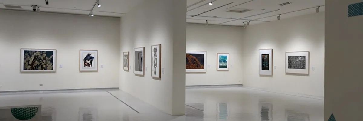 Interior de la galería de arte de AQUA
