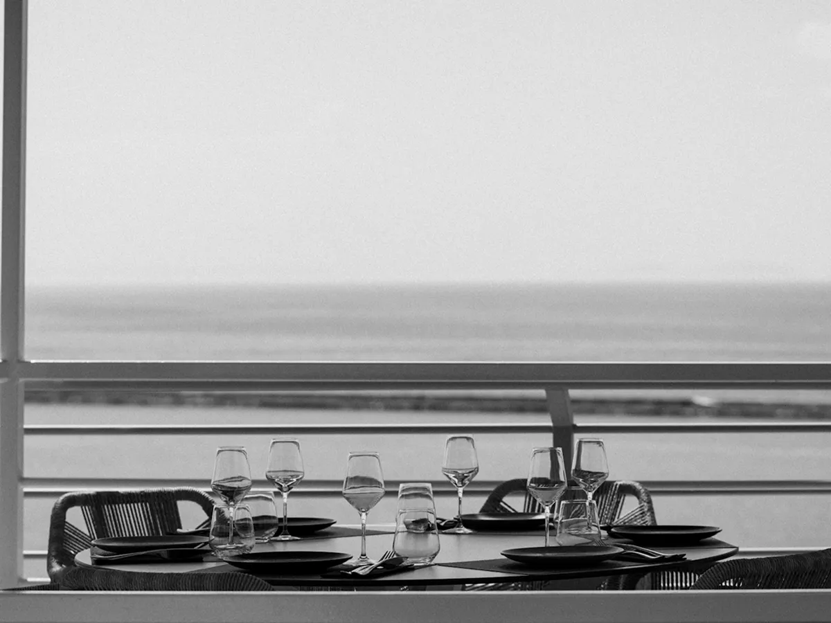 Mesa preparada del Restaurante Rooftop Infinity con vistas al mar