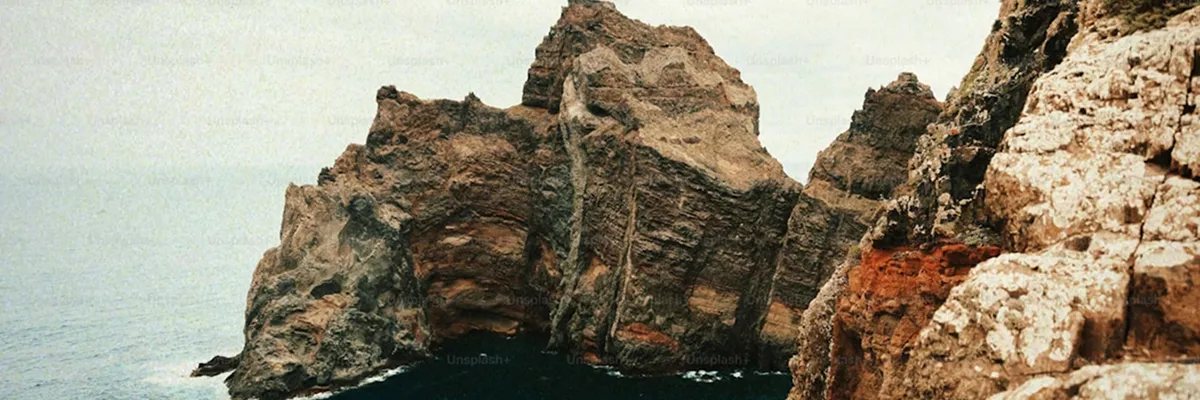 Acantilados de Sierra Helada sobre el Mediterráneo